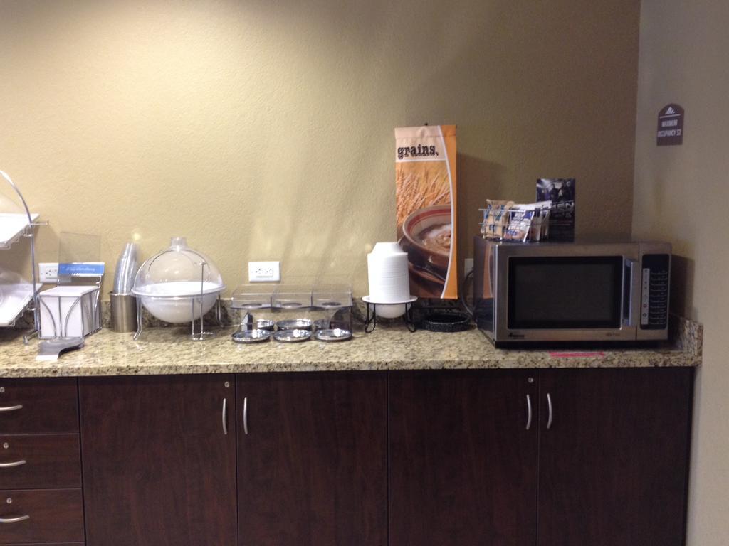 Microtel Inn & Suites By Wyndham Mineral Wells/Parkersburg מראה חיצוני תמונה