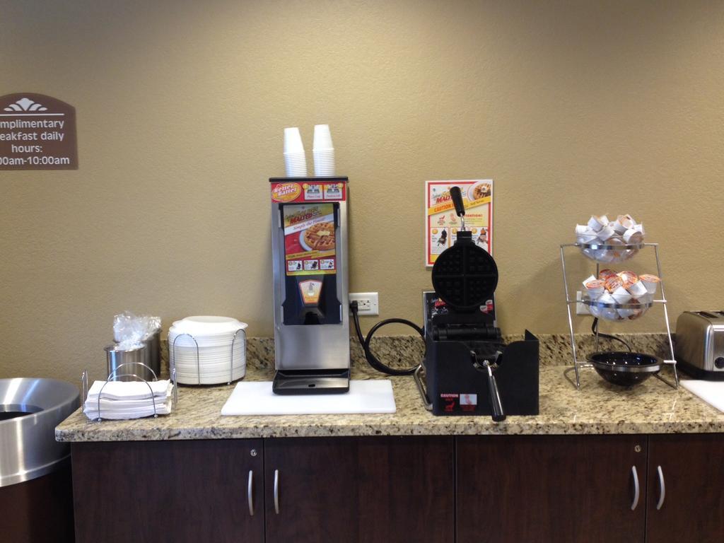 Microtel Inn & Suites By Wyndham Mineral Wells/Parkersburg מראה חיצוני תמונה